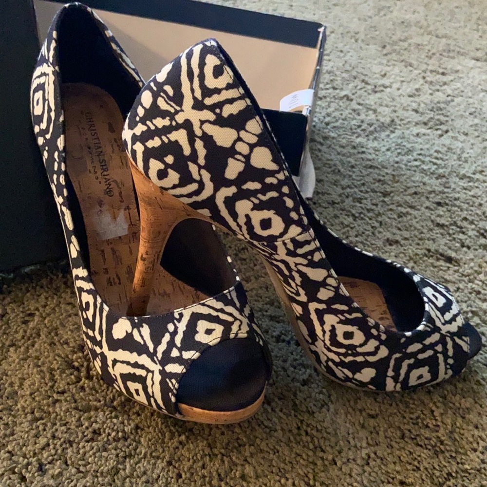 Black and white size 10w heel